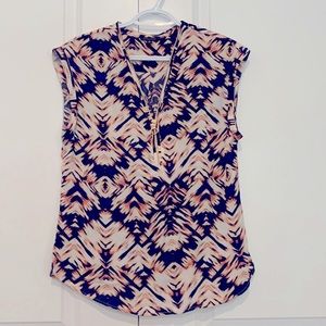 *2 items for $20* Like new Dynamite patterned front partial zip up blouse